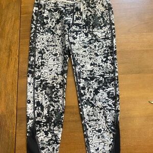 Under Armor Girls Youth M NWOT Black and Gray Leggings